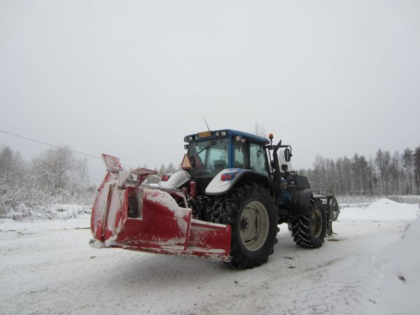 Valtra T160
Valtra T160 ja Huki 265 Ihan hyvä on ollu hukin linko.
Avainsanat: Huki