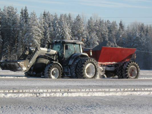 Valtra T171A
Vallu 171 ja kalkkia peltoon talvella 2009
Avainsanat: T171