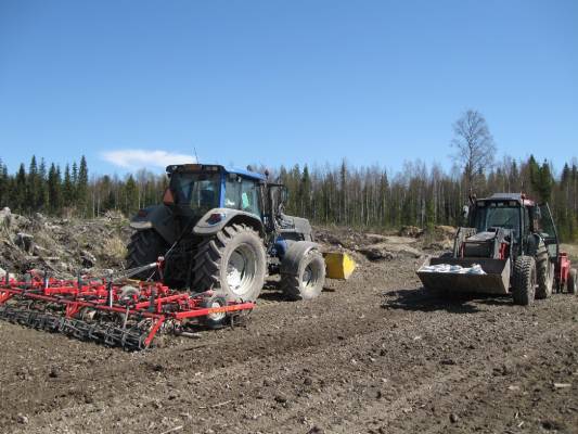 Valtra T160 Valtra 6400 
Vallut kevät töissä joskus keväällä 2009. heinän siemenen kylvössä. 
Avainsanat: 6400