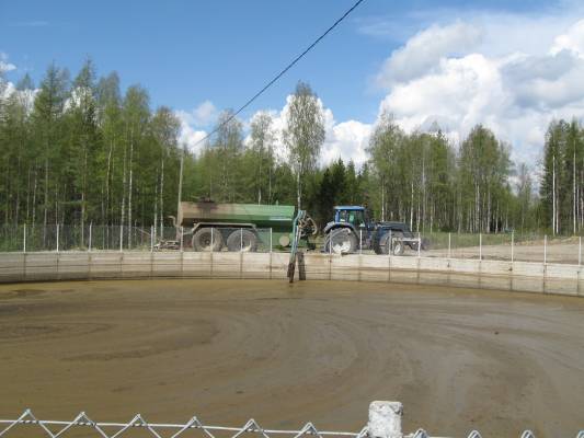 Valtra T160 ja Agronic 17m3
Vallu ja agronic joskus keväällä 2009 lietteen ajossa. 
Avainsanat: T160