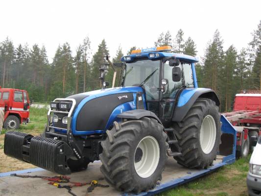 Valtra T 305
Kesä 2009 Oli ihan hieno vallu niin piti ottaa kuva. Tai olla pottupellosta tuttu kone ! 
Avainsanat: Valtra