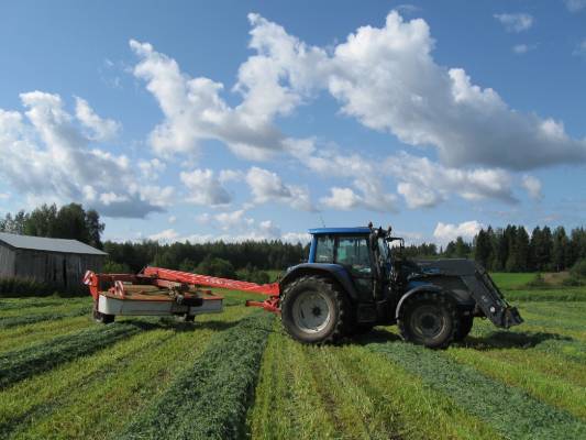 Valtra T160 
Valtra T160 ja Kuhn alterna 400. Hyvin tulee kuhni perässä kun vallusta on vähän syöttöpumppua säädetty 
Avainsanat: T160