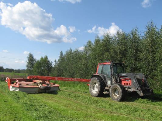 Valtra 6400 Kuhn Alterna 400
Niittohommia Kesällä 2009 vallu ja kuhni. Meinaa vallusta vähän voima loppua kesken...  
Avainsanat: 6400