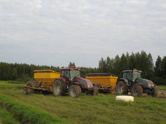 Valtra T170 ja T190 
Kesällä 2009 vallut T170,T190 salaojan hiekan ajossa 
Avainsanat: T190