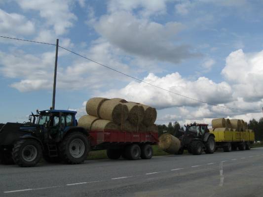 Valtra T160 ja Valtra T151
Kesällä 2009 Paalien ajossa vallut T160 ja T151
Avainsanat: T151