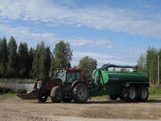 Valtra 6400 ja Agronic 17m3
Lietteen ajo vehkeet kesällä 2009 vallu ja agronic 
Avainsanat: 6400