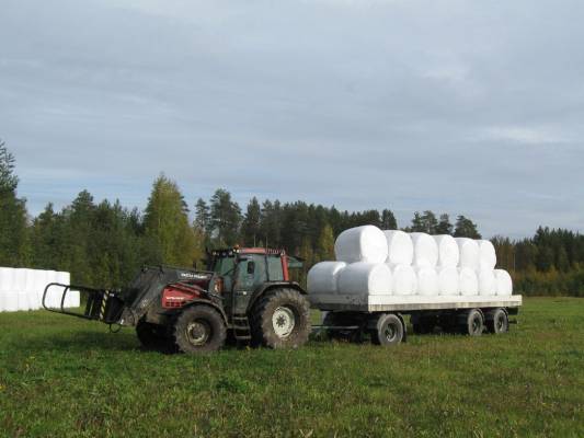 Valtra 8350
Syksyllä Vallu 8350 paalien ajossa 
Avainsanat: 8350