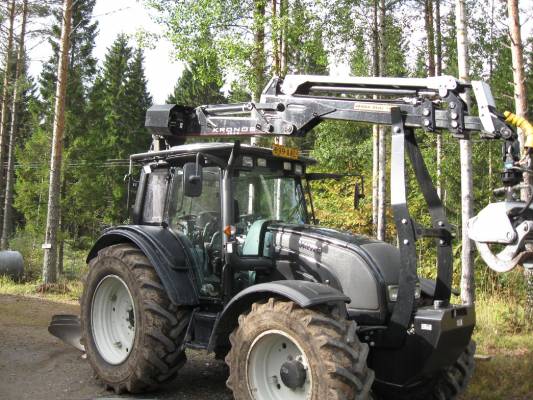 Valtra N141h
Syksyllä 2009 Vallussa oli ihan kunnon mehtä varustus Koneena Valtra N141h
Avainsanat: N141