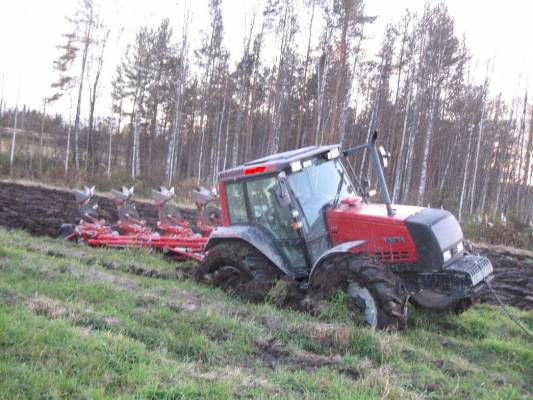 Valtra 6550
Syksy 2009 oli vähän märkiä kohtia pellolla! 
Avainsanat: 6550