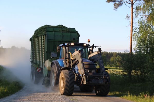 Valtra T190 Krone ZX450
Rehun ajoa kesällä.
Avainsanat: Vallu