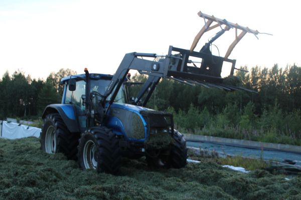 Valtra T160 
Siilo hommia kesä 2014
Avainsanat: Vallu