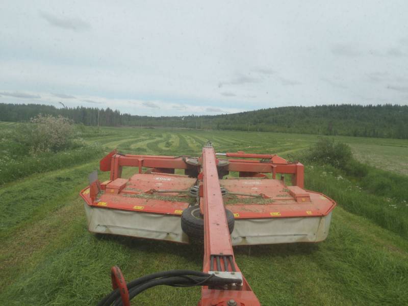 Niitto hommia 
Kuhn alterna 400 Yllätys että oli taas ongelmaa.. 
Avainsanat: Kesä