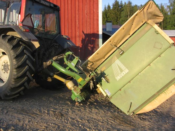 Valtra 6400 
Vallu ja krone hyvä että pihassa vasta levisi..
Avainsanat: 6400