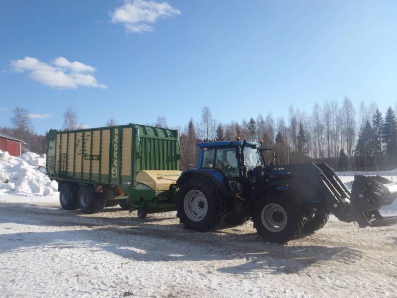 Valtra T160 Krone ZX450
Vallu ja Krone
Avainsanat: Krone