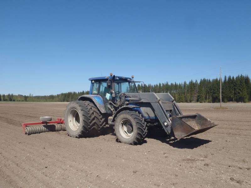 Valtra T160 Potila 620
Kevät 2012 Vallu T160 ja jyrä 
Avainsanat: T160