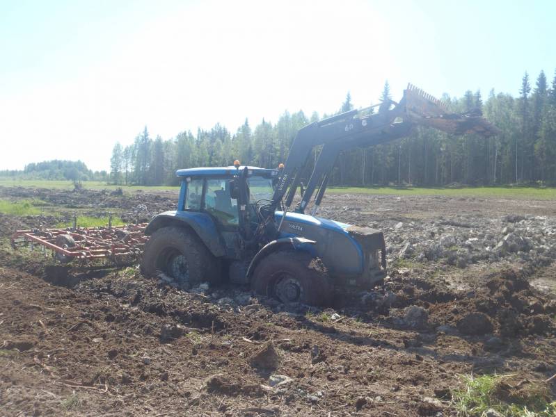 Valtra T160
Kesä 2011 Taas kiinni Valtra T160 
Avainsanat: T160