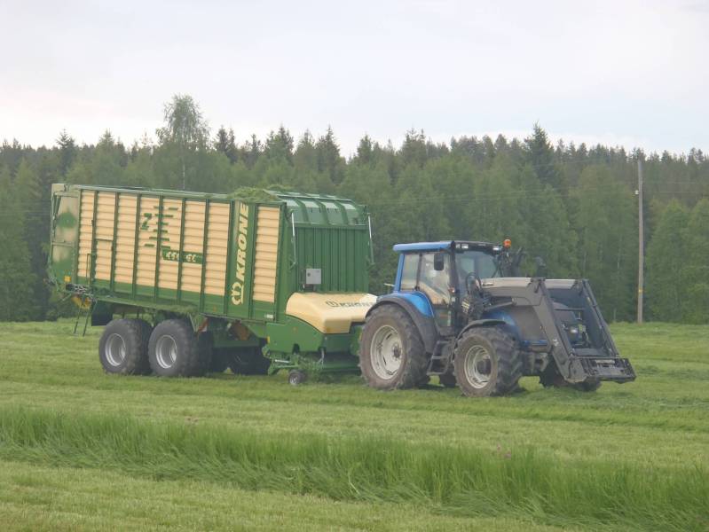 Valtra T`260` Krone ZX 450
Vallu ja krone Uuden vaunun testiä ihan hyvältä se vaikutti kun vertaa vanhaa kroneen..
Avainsanat: Valtra