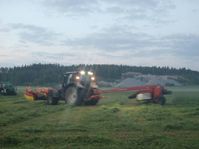 Valtra T171A
Kesä 2011 Vallu pöttinger ja kuhn
Avainsanat: T171