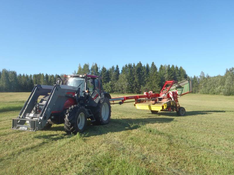 Valtra T151
Kesä 2011 Valtra T151 Pöttinger
Avainsanat: T151