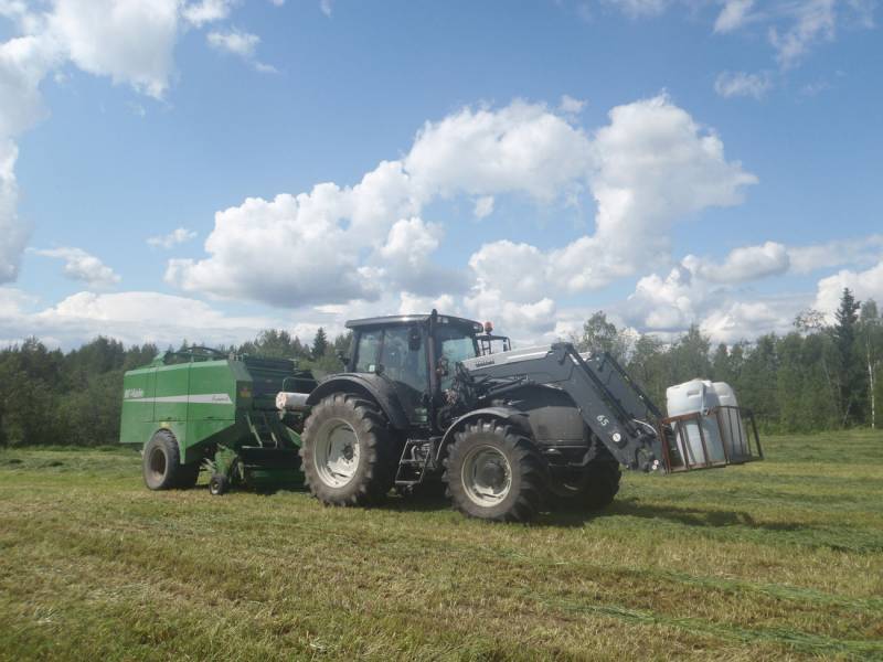 Valtra T151H
Kesä 2011 Vallu ja Mchale 
Avainsanat: T151H