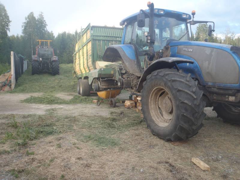 Valtra T160
Yllätys että koneesta taas meni pyörä puhki.. 
Avainsanat: T160