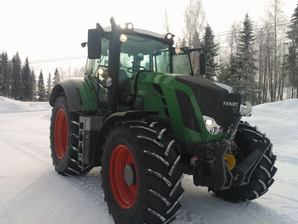 Fendt
Fendt 828. Oli 700 sarjan fenti menny rikki niin piti tällä ajaa.. 
Avainsanat: 824