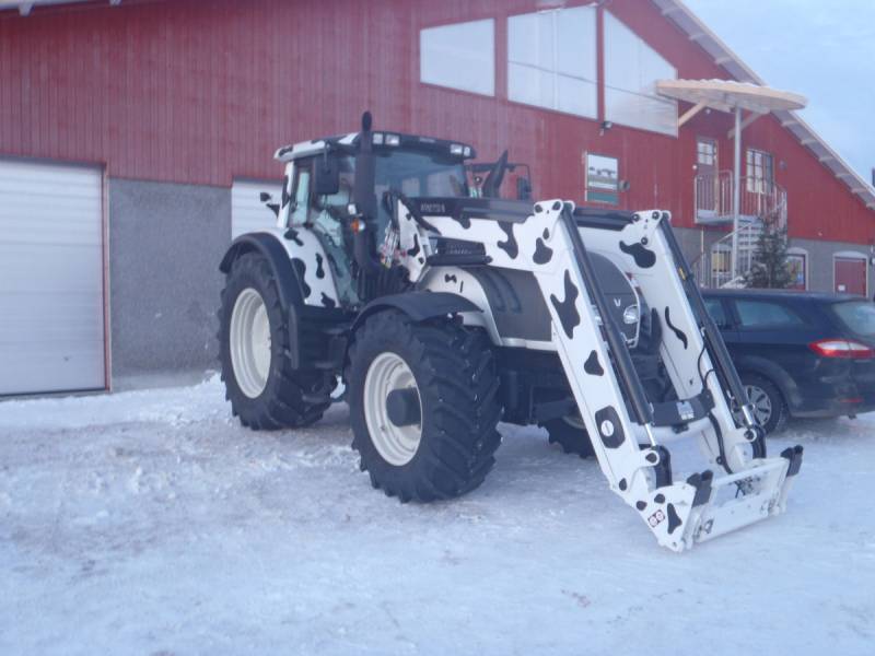 Valtra T202
Oli hieno lehmä vallu niin piti kuva ottaa.. 
Avainsanat: T202