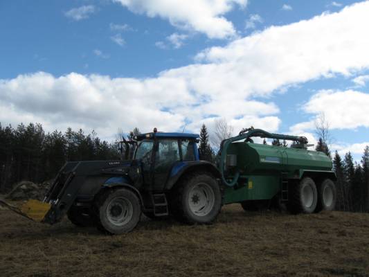 Valtra T160 
Keväällä 2010 Vallu T160 ja agronic 17m3
Avainsanat: T160