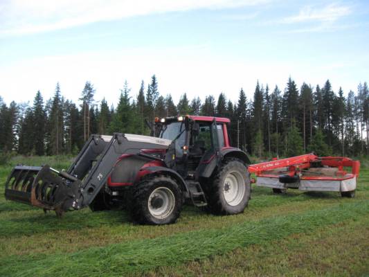 Kesä 2010 Valtra T151 ja kuhn 400
Niitto hommia joskus kesäkuussa.. vallu ja kuhni 
Avainsanat: T151