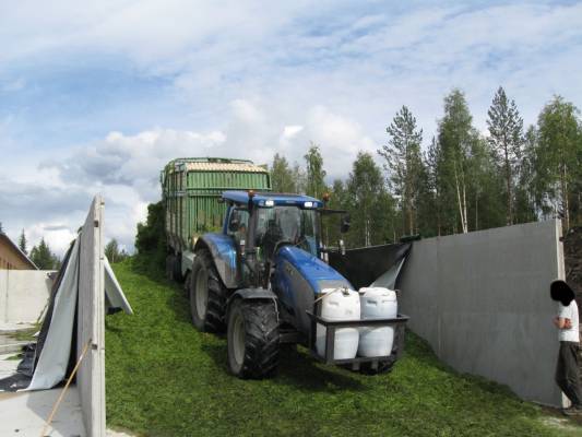 Valtra T160 Krone 40Gl
Rehu kuorman purkua kesällä 2009. Vallu ja krone 
Avainsanat: Krone