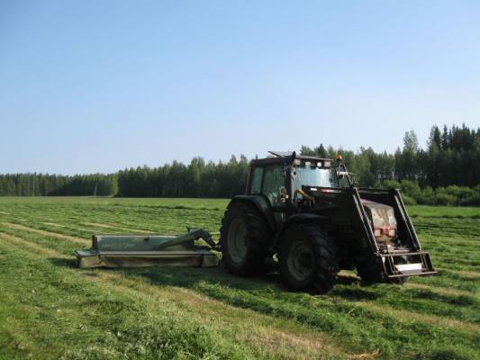 Valtra 8350
Kesä 2010 Niitto hommia, koneena vallu ja krone 
Avainsanat: Krone