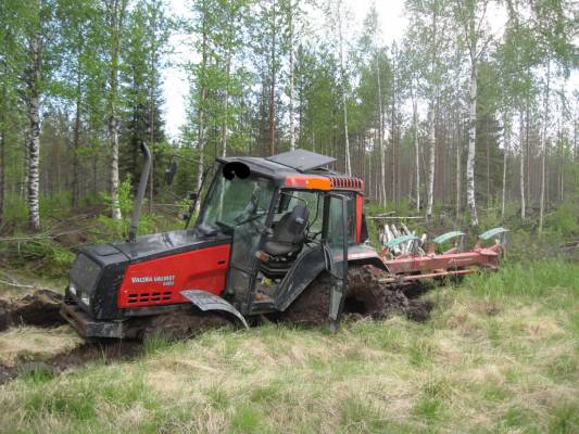 Valtra 6400
Kevät 2010 Kyntöhommia koneena vallu 6400
Avainsanat: 6400