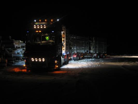Kuorman teossa
Scania illan hämärissä
Avainsanat: Scania r580