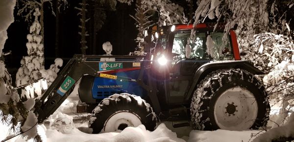 Valtteri lumisessa metsässä
2018-2019 talven lumet ei menoa hidastanut.
Avainsanat: Valmet 6400 Mp-Lift