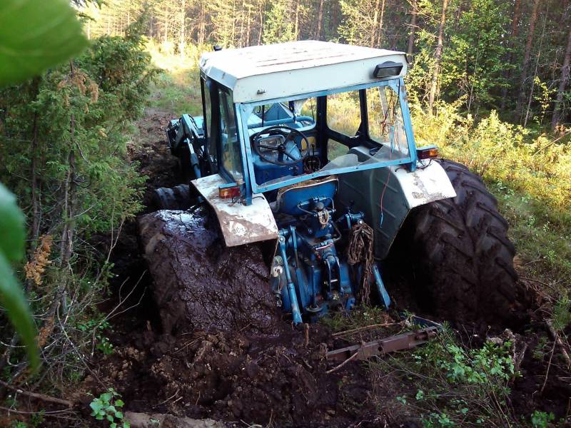 Ford 5000
Löyty hete ja uppos kerrasta, ei ollut pöllimopoa matkassa että olisi saanut tarpeeksi isoa puuta renkaaseen kiinni, lähti hinaten pois naapurin jontikalla.
