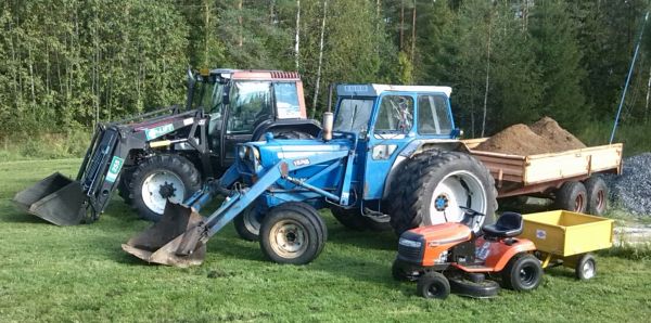 Uuvempaa ja vanahempaa
Kaikki yhes koos.
Avainsanat: Ford 5000 Vilske 1000 MP-Lift Valmet