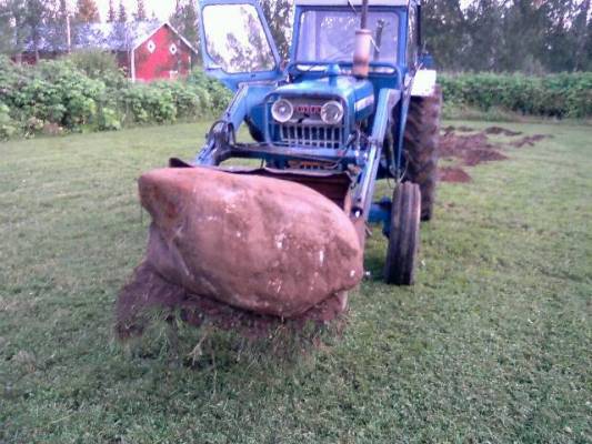 Ford 5000 ja kivi kauhassa
Muutamaa minuuttia myöhemmin kauhassa, jakso nostaa jopa parikymmentä cm maasta kauhaa ilmaan, ei tarvinnu työtää maata pitkin :D
Avainsanat: Ford 5000 vilske1000