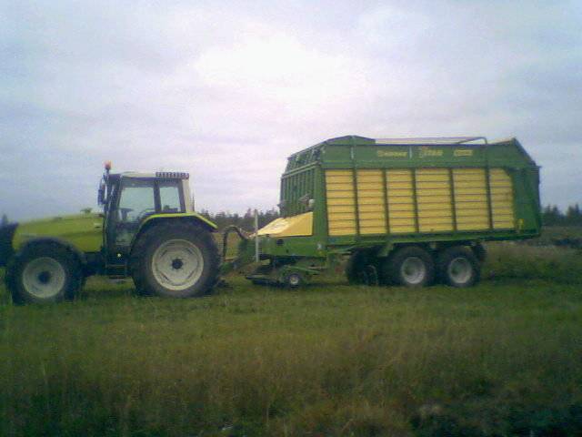 Valtra 8150 ja Krone Titan 54 vm. 2006
Arkistojen kätköistä löytyi kuva vanhasta Kronen vaunusta vuodelta 2006 jolloin vaunu oli ensimmäistä ja viimeistä kesää käytössä ja vaihtui seuraavana keväänä Claasin vaunuun. Oli kyllä hyvä ja kompakti vaunu omien rehujen tekoon. Kysesistä vaunua vaan ei taida olla, koska seuraava omistaja sen kaatoi melko hyvään kuntoon. 
Avainsanat: Valtra Krone Titan 54