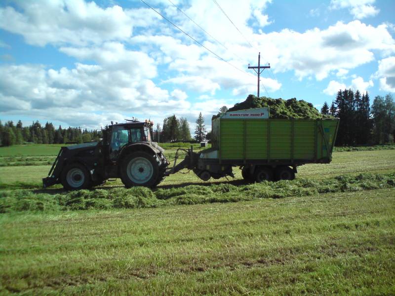 Valtra t151eh ja Claas Quantum 3500P
Käyttäjän JD6520 kanssa tehtiin pikkukuormia ajosilippurilla ;)
Avainsanat: Valtra t 151 Claas Quantum 3500