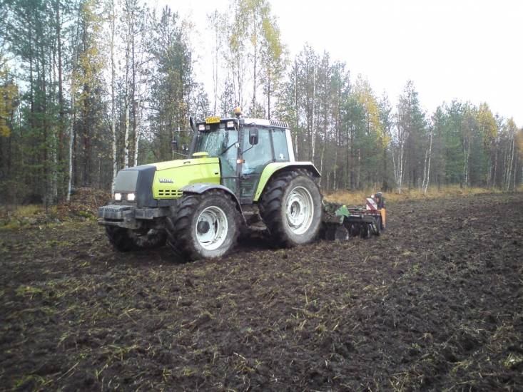 Valtra ja Amazone
Catroksella sänki maata mustaksi. Kerta vedolla tuli aika hyvä jälki
Avainsanat: valtra amazone catros