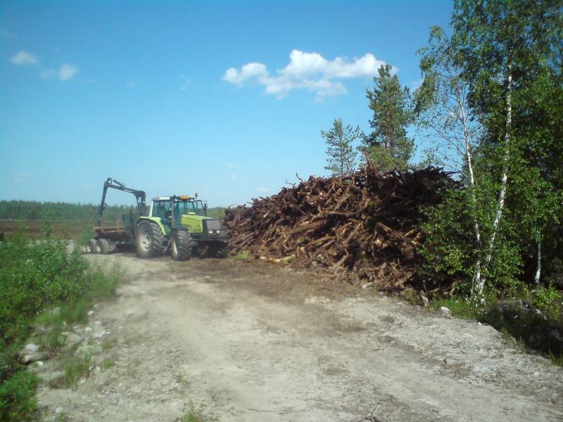 Valtra 8150 ja Hakki
muutama keppi ja kanto löyty uutismaalohkolta
Avainsanat: valtra 8150 hakki