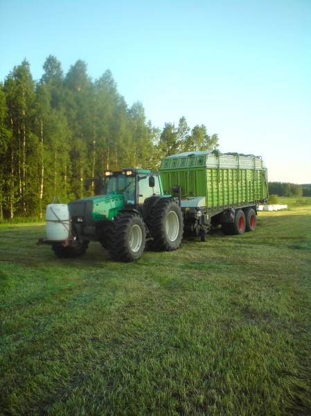 Rehun keruu
8350 ja claas
Avainsanat: valtra 8350 claas