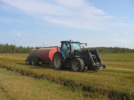 ts135a ja kakkakärri
lietteen ajoa nurmelle
Avainsanat: new holland tsa 135