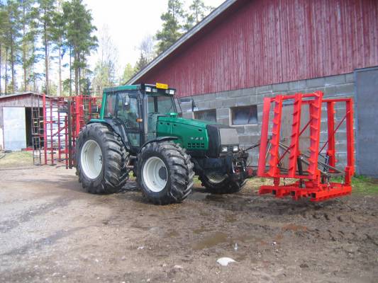 Valtra ja äkeet
edessä 4,6m omavalmisteinen tasausäes ja perässä 4,5m VM joustopiikkiäes
Avainsanat: Valtra 8350 äes