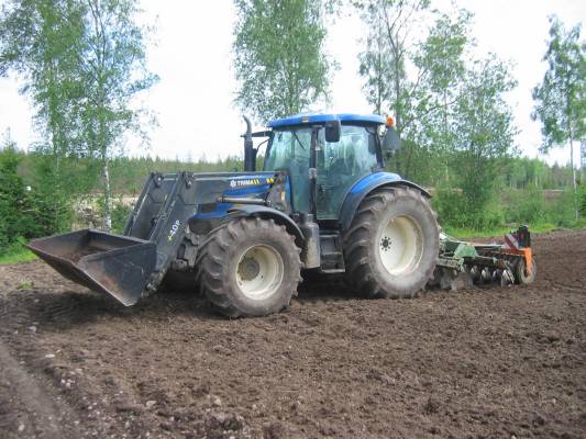 New Holland ts135a ja 3m Amazone Catros
lautasmuokkaamassa uutismaata
Avainsanat: new holland 135 amazone