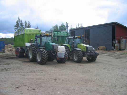 8350 ja claas sekä 8150 ja bergmann
keruu yhdistelmät vierekkäin
Avainsanat: 8350 8150 claas bergmann