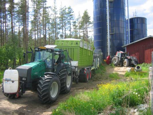 8350 ja claas sekä 8050
kuorman purkua torniin.. laina rattori lietson edessä
Avainsanat: 8350 8050 claas