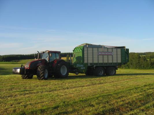 Valtra T202 Versu ja Bergmann
Avainsanat: Valtra Versu Bergmann