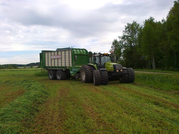 Valtra 8150 ja Bergmann
Oli sen verran märkää koko kesän, että paripyöristä oli kyllä paljon apua
Avainsanat: Valtra 8150 Bergmann