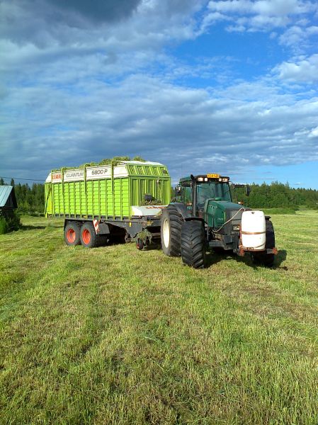 Valtra 8350 ja Claas 6800P
Kesän viimesiä kuormia
Avainsanat: Valtra 8350 Claas 6800